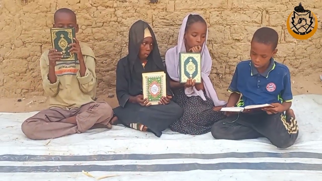 AFRİKALI KARDEŞİNE HEDİYEN KUR'AN OLSUN