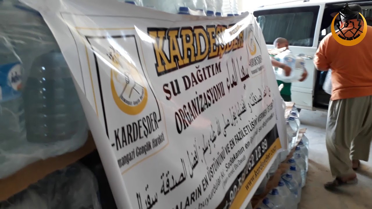 Suriye'de sıcak Ramazan ayında sıcak çatışma bölgelerine su yardımı