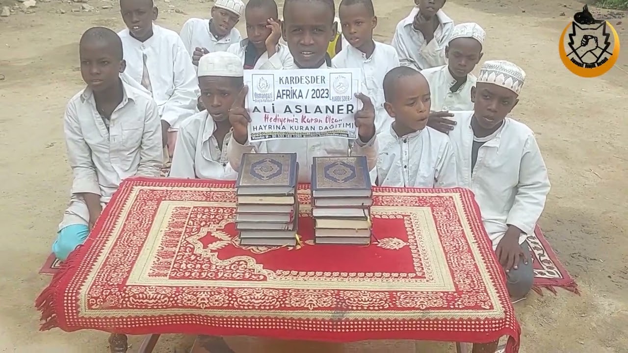 AFRİKA'DA TALEBELERİMİZE KUR'AN-I KERİM DAĞITIMLARIMIZ DEVAM EDİYOR