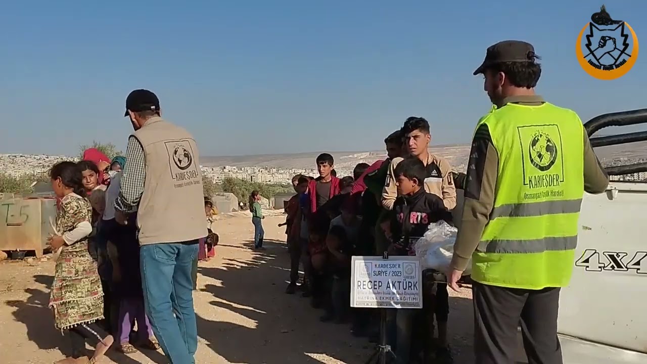 SURİYE'DE YETİM KARDEŞLERİMİZE EKMEK DAĞITIMI
