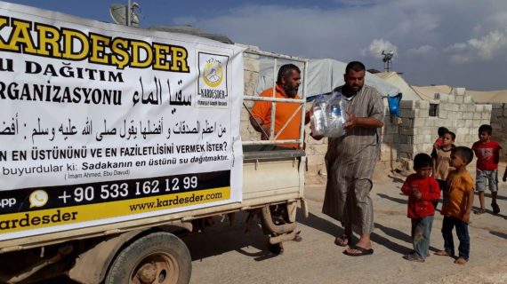 Savaş bölgelerinde su dağıtımı Suriye 15