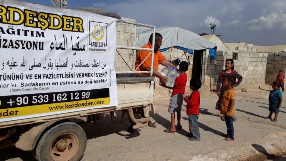 Savaş bölgelerinde su dağıtımı Suriye 16