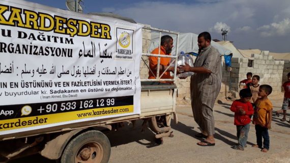 Savaş bölgelerinde su dağıtımı Suriye 17
