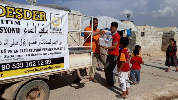 Savaş bölgelerinde su dağıtımı Suriye 18