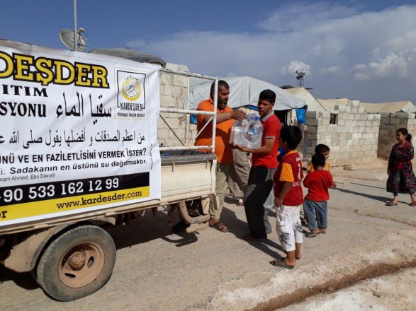 Savaş bölgelerinde su dağıtımı Suriye 18