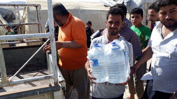 Savaş bölgelerinde su dağıtımı Suriye 35