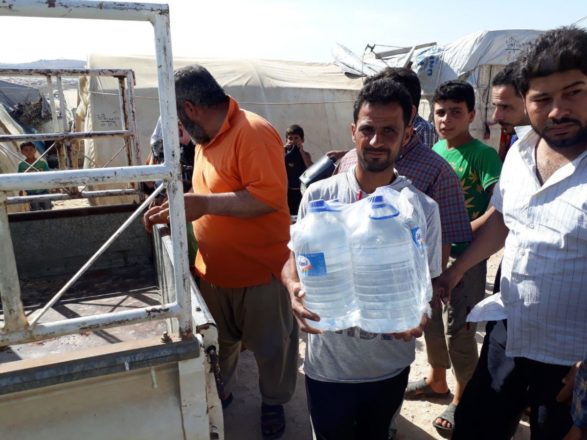 Savaş bölgelerinde su dağıtımı Suriye 35