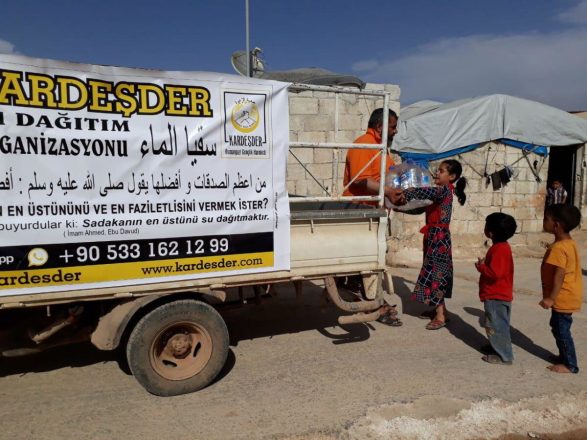Savaş bölgelerinde su dağıtımı Suriye 14