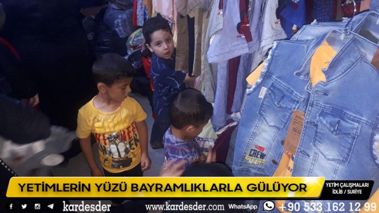 YETİMLERİN YÜZÜ BAYRAMLIKLARLA GÜLÜYOR 01