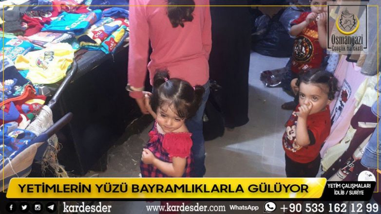 YETİMLERİN YÜZÜ BAYRAMLIKLARLA GÜLÜYOR 04