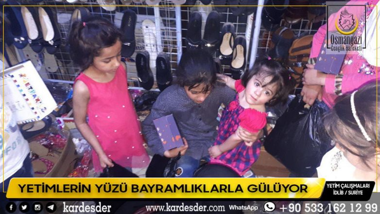 YETİMLERİN YÜZÜ BAYRAMLIKLARLA GÜLÜYOR 12