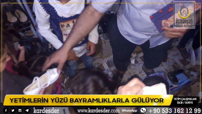 YETİMLERİN YÜZÜ BAYRAMLIKLARLA GÜLÜYOR 17