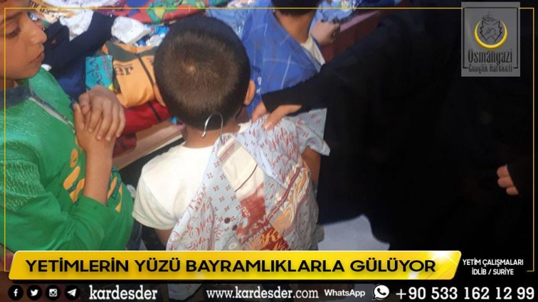 YETİMLERİN YÜZÜ BAYRAMLIKLARLA GÜLÜYOR 34