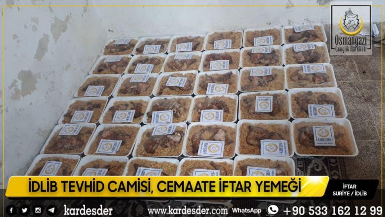 İDLİB TEVHİD CAMİSİ CEMAATE İFTAR YEMEĞİMİZ 02