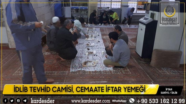 İDLİB TEVHİD CAMİSİ CEMAATE İFTAR YEMEĞİMİZ 04