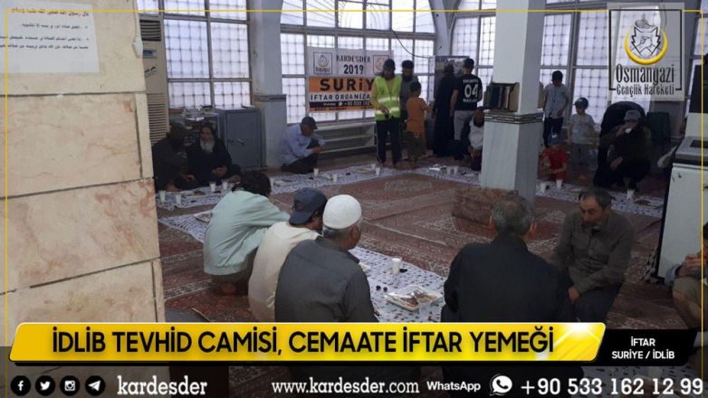 İDLİB TEVHİD CAMİSİ CEMAATE İFTAR YEMEĞİMİZ 05