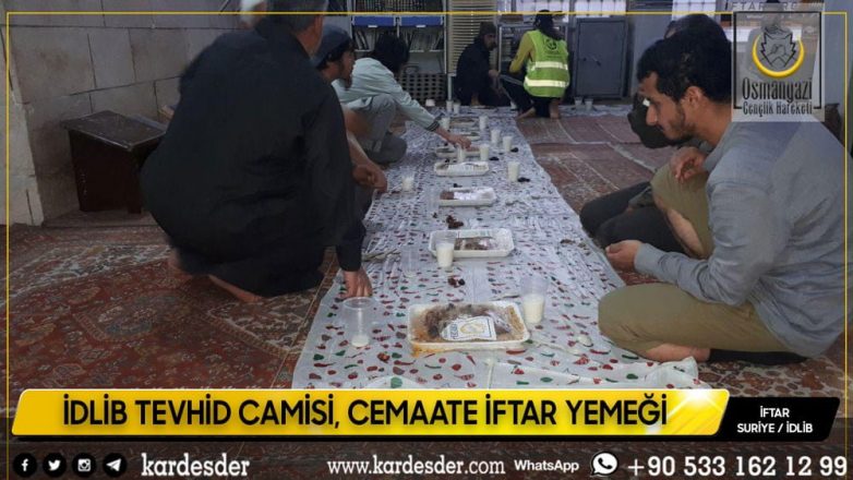 İDLİB TEVHİD CAMİSİ CEMAATE İFTAR YEMEĞİMİZ 06