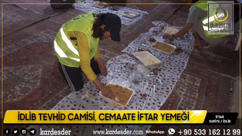 İDLİB TEVHİD CAMİSİ CEMAATE İFTAR YEMEĞİMİZ 13