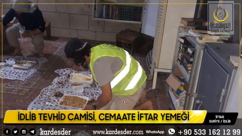 İDLİB TEVHİD CAMİSİ CEMAATE İFTAR YEMEĞİMİZ 14