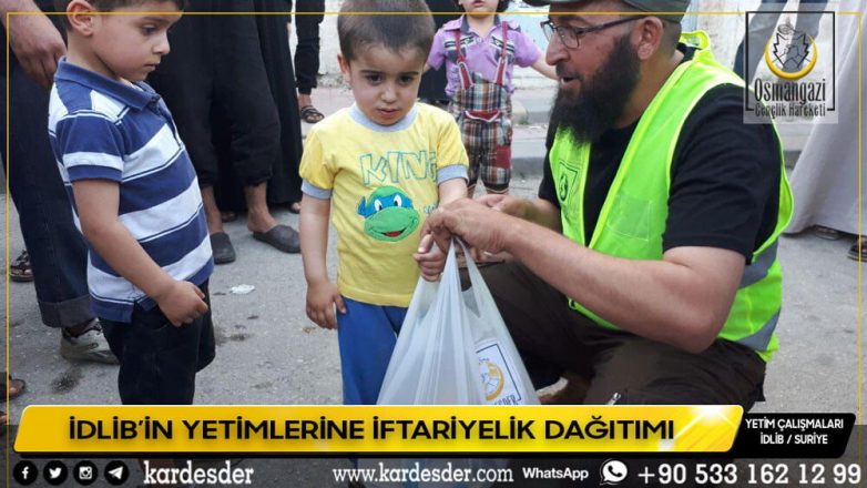 İDLİBİN YETİM VE ÖKSÜZLERİ İÇİN İFTARİYELİK DAĞITIMI 17