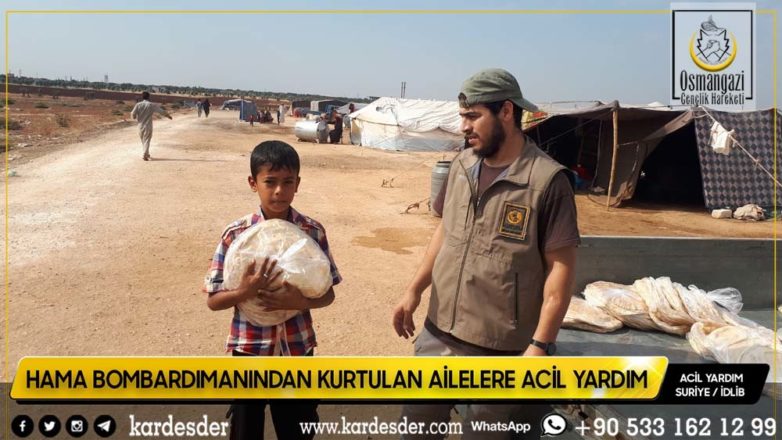 Hama bombardımanından kurtulup Atme kırsalına yerleşen mazlum halka ekmek dağıtımı 40