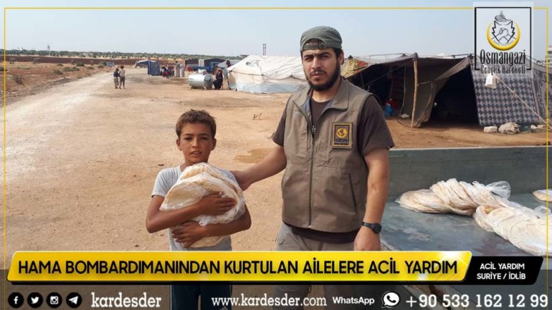 Hama bombardımanından kurtulup Atme kırsalına yerleşen mazlum halka ekmek dağıtımı 42
