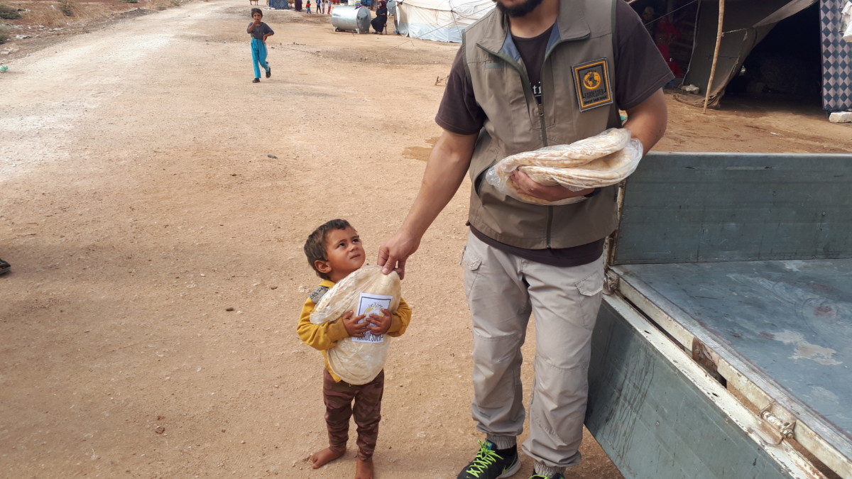 Hama bombardımanından kurtulup Atme kırsalına yerleşen mazlum halka ekmek dağıtımı 43