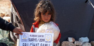 hama bombardimanindan kurtulanlara ekmek yardimi 01