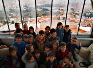 Çocuklarla yÜkseklere Çiktikdualar burda daha temİz olurmu 04
