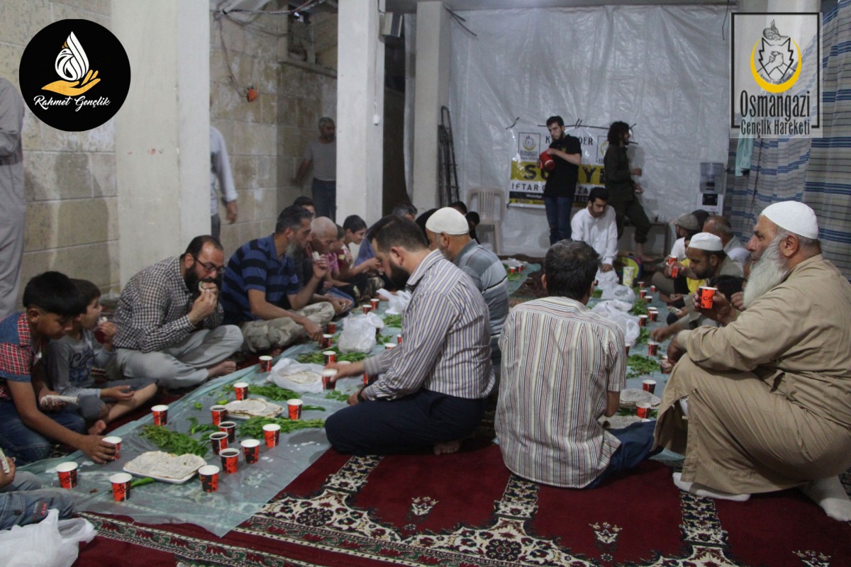 rahmet genclik ten mahallelerini terketmeyen mahalle sakinlerine iftar yemegi 11