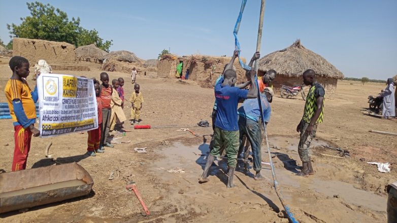 afrika da bir su kuyusu acma calismalarimiz devam ediyor 07