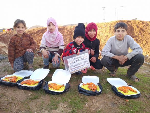 yetimlere bir kap yemek ikram ederek onlara iyilikte bulunun 04