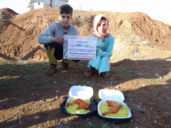 yetimlere bir kap yemek ikram ederek onlara iyilikte bulunun 06