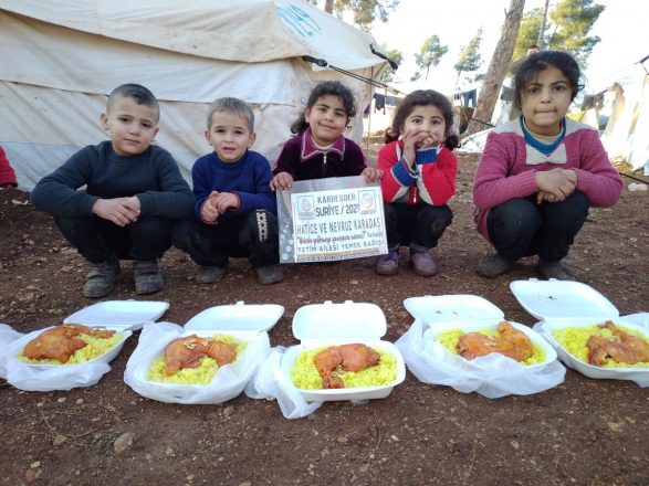 yetimlere bir kap yemek ikram ederek onlara iyilikte bulunun 09