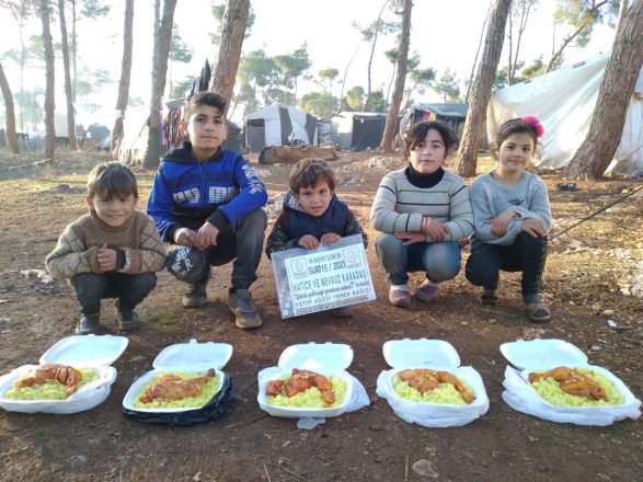 yetimlere bir kap yemek ikram ederek onlara iyilikte bulunun 10