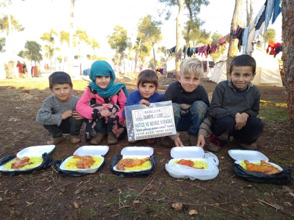 yetimlere bir kap yemek ikram ederek onlara iyilikte bulunun 14