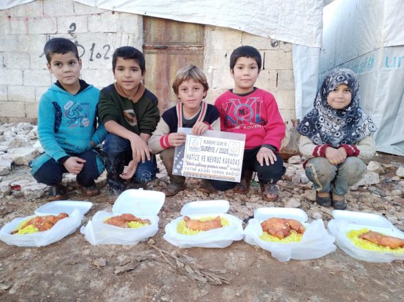 yetimlere bir kap yemek ikram ederek onlara iyilikte bulunun 25