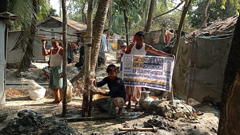 arakanli kamplarinda muslumanlar temiz suya kavusuyor 02