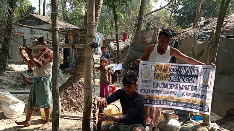 arakanli kamplarinda muslumanlar temiz suya kavusuyor 05