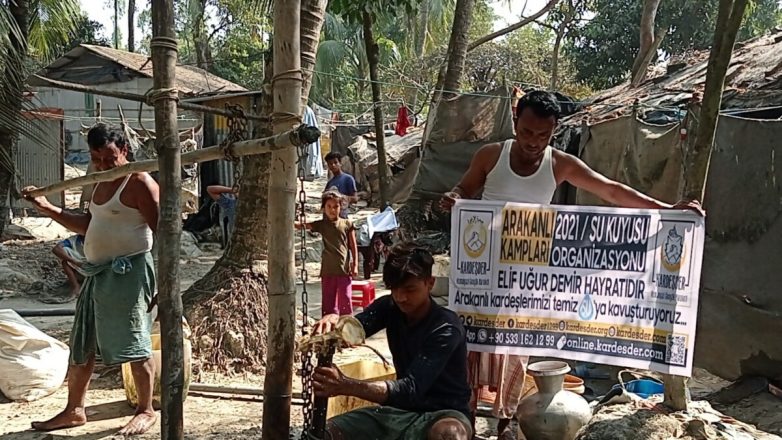 arakanli kamplarinda muslumanlar temiz suya kavusuyor 06