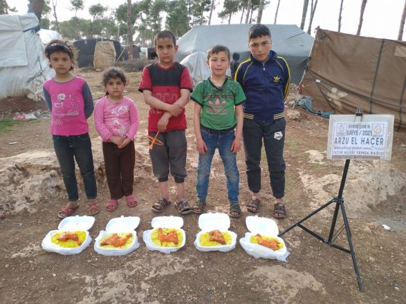 sicak bir yemek bulmakta zorlanan kardeslerine destek ol 02