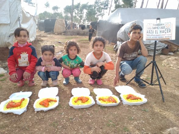 sicak bir yemek bulmakta zorlanan kardeslerine destek ol 04