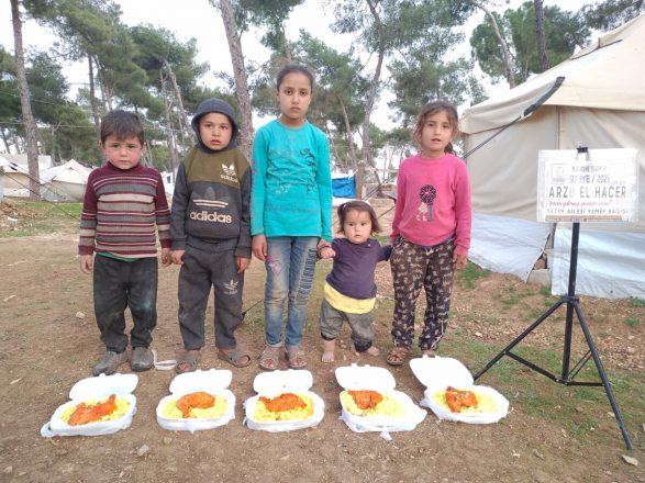 sicak bir yemek bulmakta zorlanan kardeslerine destek ol 05