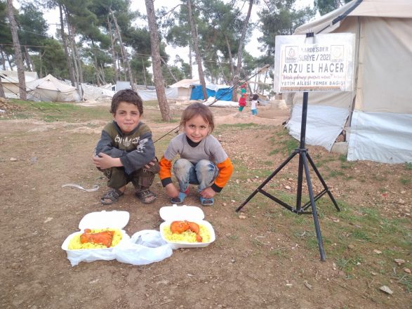 sicak bir yemek bulmakta zorlanan kardeslerine destek ol 07