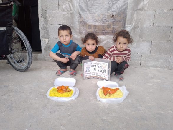 sicak bir yemek bulmakta zorlanan kardeslerine destek ol 09