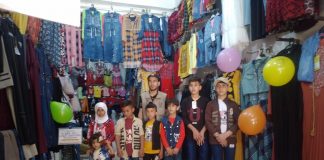 yetimler yeni elbiseleri ile mutlu oldular 01