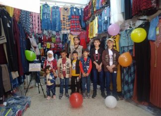 yetimler yeni elbiseleri ile mutlu oldular 01