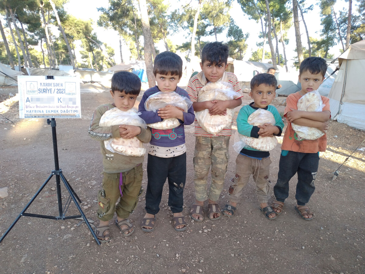 sen de bir lokma ekmek ile kardeslerine el uzat 12