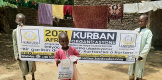 kurban bagislarin ile afrikali kardeslerin ile kucaklas 01