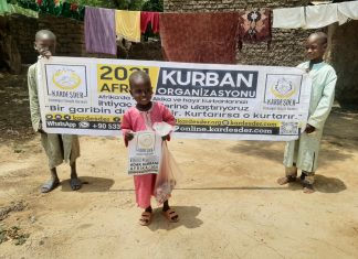 kurban bagislarin ile afrikali kardeslerin ile kucaklas 01